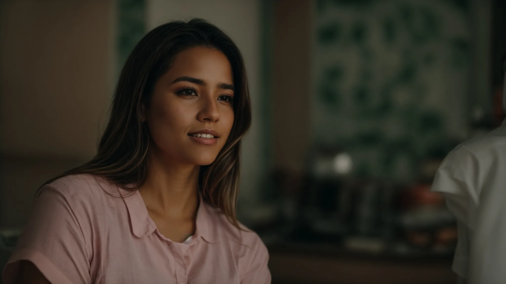 uma pessoa contempla uma gama de opções de clareamento dental exibidas numa mesa sob luz suave.
